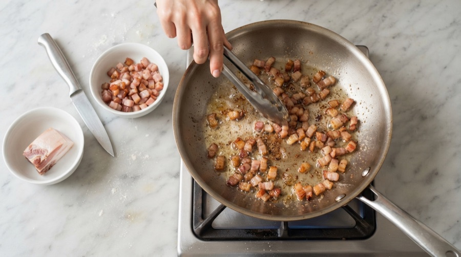Carbonara preparation: browning the guanciale